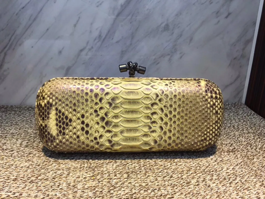 🔥🔥Model No. 8651🔥🔥This elegant clutch bag is one of the most popular handbags in woven bags. It is an interpretation of a classic design that was reintroduced in 2001. Since its launch, the Knot clutch has exhibited exquisite craftsmanship and integrated different styles from low-key to flamboyant. Each new Knot product demonstrates the irresistible and timeless charm of this classic handbag. This luxurious handbag features the signature braided rope buckle and is crafted from rare yellow-ringed forest snake and water snake skins. More charming and luxurious texture. Size Large 25cm